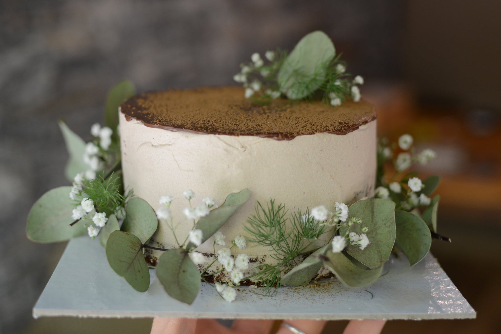 Pastel decorado con hojas y flores