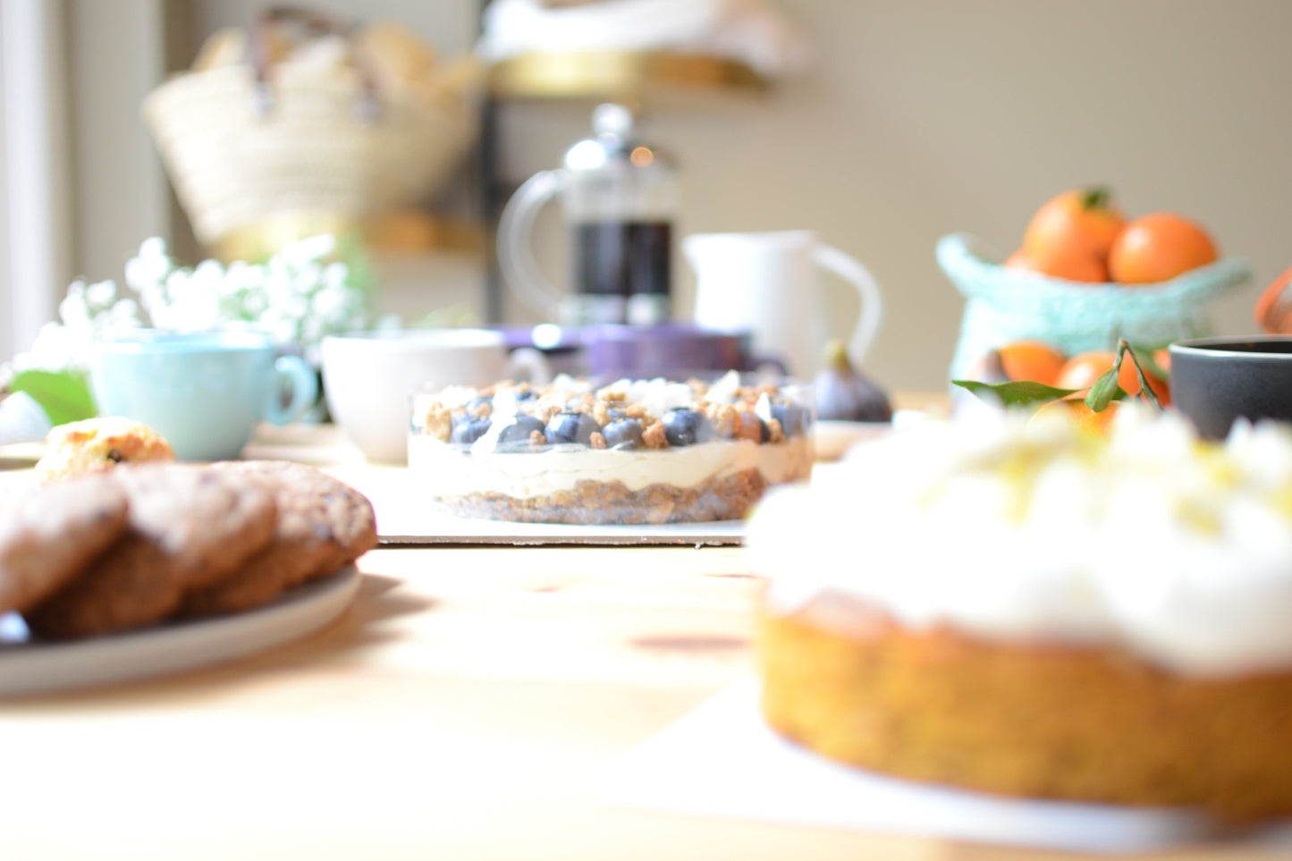 Pastel Cheesecake de coco en mesa dulce en catering sin gluten y vegano.