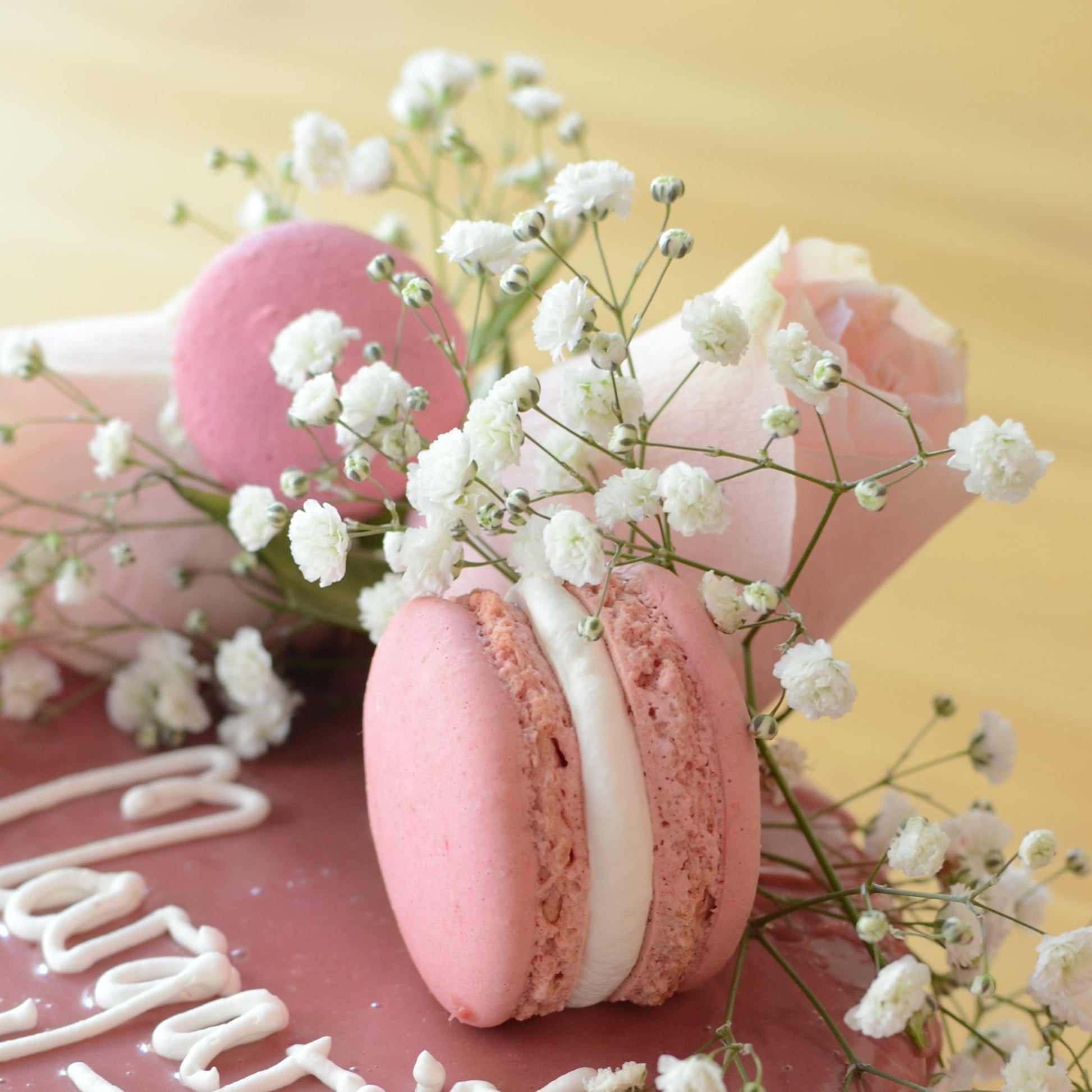 Pastel especial decorado con pimpollos de rosas y macaraones