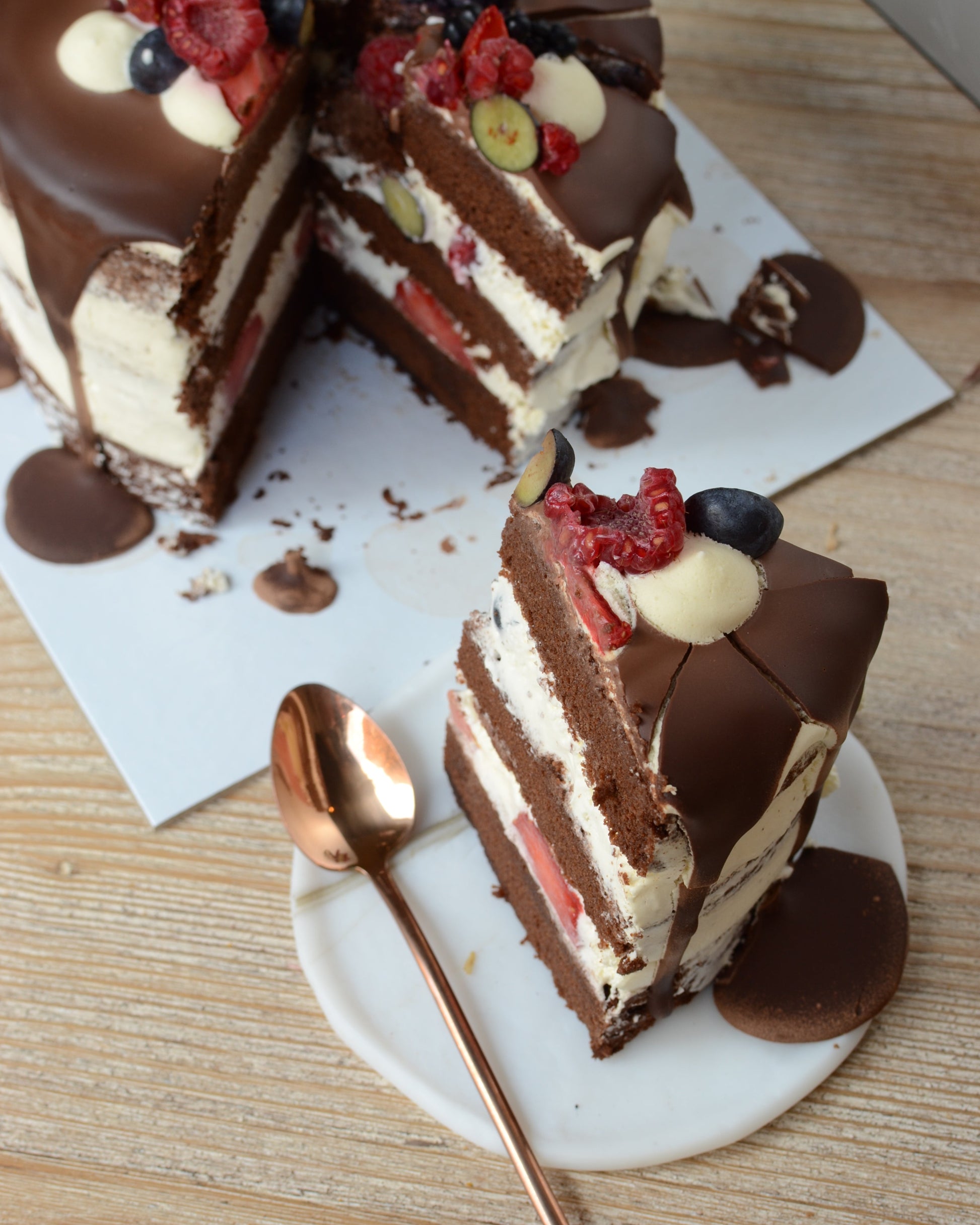 Pastel sin frutos secos de caco y frutos del bosque sin gluten, sin huevo y sin leche.