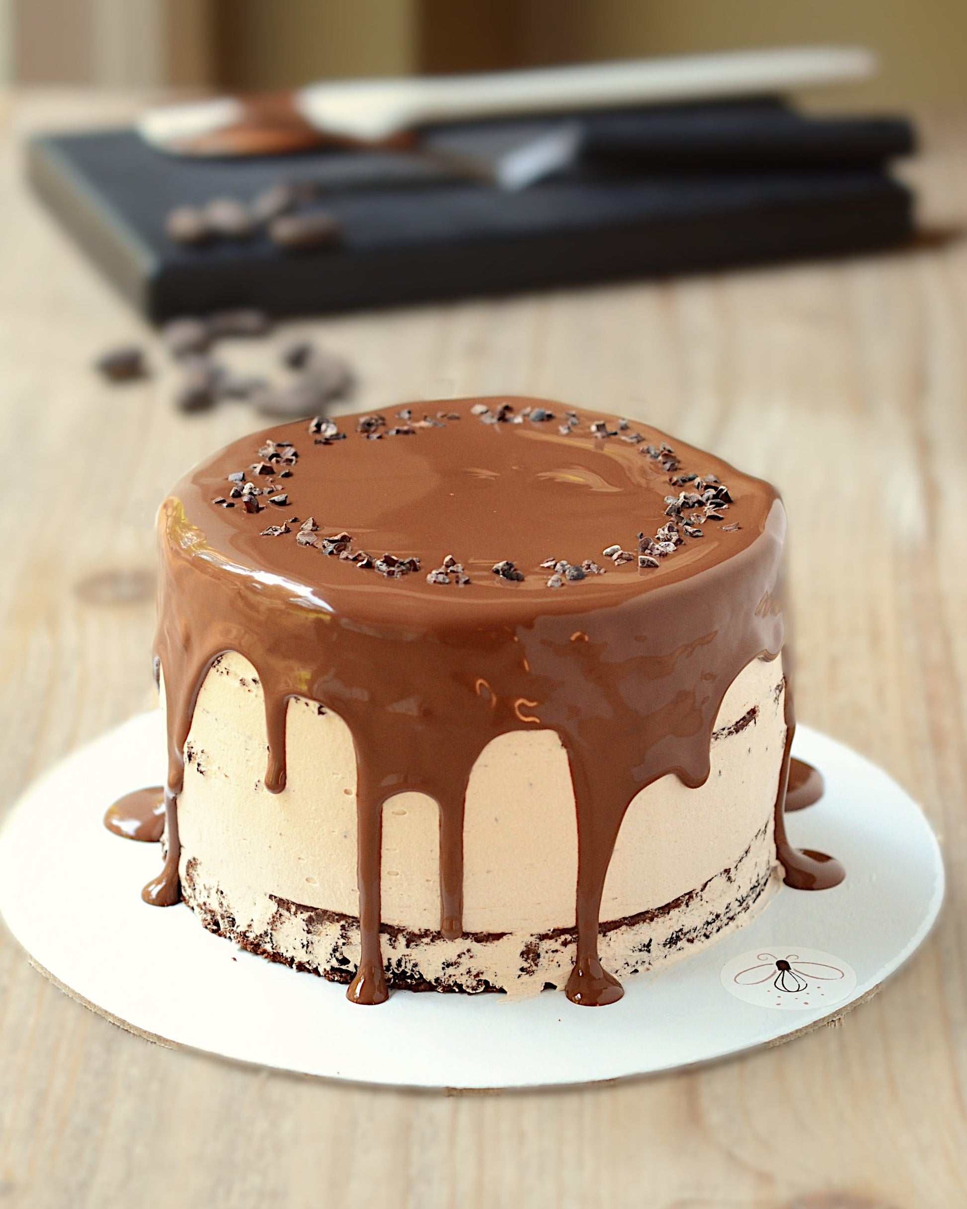 Pastel plant based de chocolate, sin gluten, sin lácteos, sin huevos, vegano.